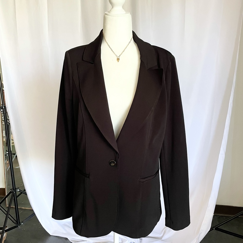 White House Black Market: Designer Detail Blazer🖤